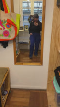 Cargar y reproducir el video en el visor de la galería, Pantalón recto cotelé (elasticado) talla 1 y 3
