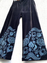 Cargar imagen en el visor de la galería, Pantalón ancho/pretina elastica (terciopelo)
