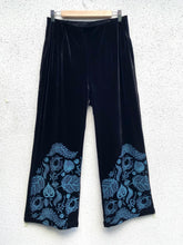 Cargar imagen en el visor de la galería, Pantalón ancho/pretina elastica (terciopelo)
